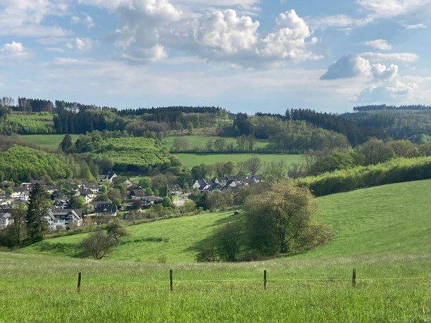 Oberveischede Oberhalb von Oberveischede zwischen Wiesen und Wanderweg