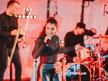 Live-Performance bei Business Event - Energiegeladene Bühnenshow für besondere Erlebnisse Live-Performance bei Business Event - Energiegeladene Bühnenshow für besondere ErlebnisseLive performance at a business event – an energetic stage show for a special experience