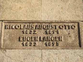 Otto und Langen Denkmal Inschrift Otto- und Langen-Denkmal: Inschrift der Namen Nicolaus August Otto und Eugen Langen.Otto and Langen monument: Inscription of the names Nicolaus August Otto and Eugen Langen.