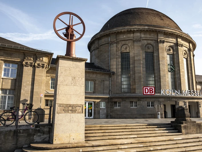 Otto and Langen Monument Denkmal zur Erfindung des Gasmotors durch Nikolas August Otto in Köln DeutzMonument to the invention of the gas engine by Nikolas August Otto in Cologne Deutz
