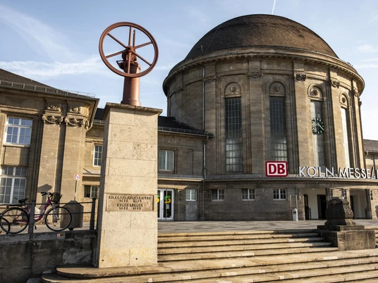 Otto- und Langen-Denkmal Denkmal zur Erfindung des Gasmotors durch Nikolas August Otto in Köln DeutzMonument to the invention of the gas engine by Nikolas August Otto in Cologne Deutz