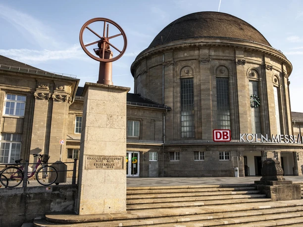 Otto- und Langen-Denkmal Denkmal zur Erfindung des Gasmotors durch Nikolas August Otto in Köln Deutz