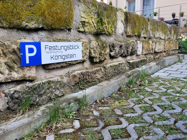 Hauseigener Parkplatz in erster Reihe