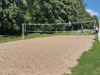 Beachvolleyballfeld am Kinderspielplatz.jpg