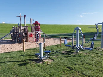 Trimmgeräte am Kinderspielplatz.jpg