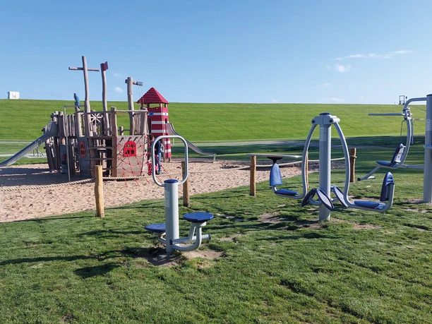 Trimmgeräte am Kinderspielplatz.jpg