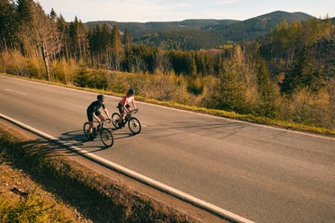 Rennrad im Sauerland Zwei Rennradfahrer auf einer Bergstraße mit weitem Blick über Wälder im Sauerland