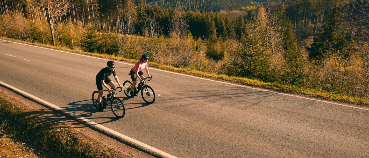 Rennrad im Sauerland Zwei Rennradfahrer auf einer Bergstraße mit weitem Blick über Wälder im Sauerland