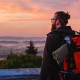Sonnenaufgang Eisenberg Ein Mann genießt den Sonnenaufgang auf dem Eisenberg bei Korbach