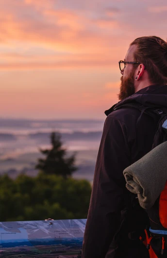 Sonnenaufgang Eisenberg Ein Mann genießt den Sonnenaufgang auf dem Eisenberg bei Korbach