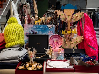 Fair Trödeln market in Cologne The picture shows a stall selling various items such as clothing, jewelry and toys.