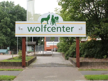 Der Eingang des Wolfcenters in Dörverden Der Eingang des Wolfcenters in DörverdenThe entrance to the Wolfcenter in DörverdenIndgangen til ulvecentret i DörverdenDe ingang van het Wolfcentrum in Dörverden