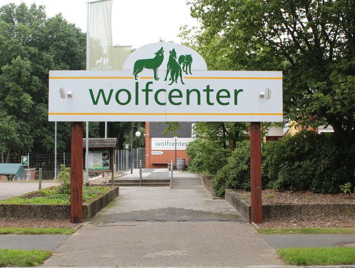 Der Eingang des Wolfcenters in Dörverden Der Eingang des Wolfcenters in DörverdenThe entrance to the Wolfcenter in DörverdenIndgangen til ulvecentret i DörverdenDe ingang van het Wolfcentrum in Dörverden