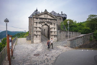 Tor zur Burg Altena Zwei Wanderer wandern durch das Tor zur Burg Altena