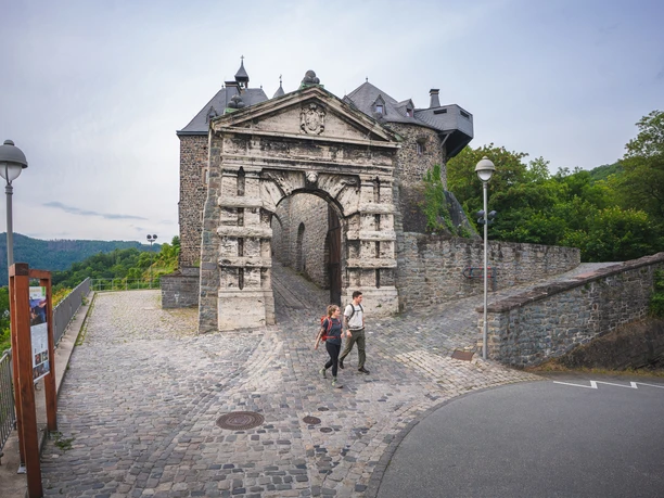 Tor zur Burg Altena Zwei Wanderer wandern durch das Tor zur Burg Altena