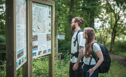 Am Startpunkt in Korbach Zwei Wanderer an den Wanderinformationstafeln am Startpunkt in Korbach