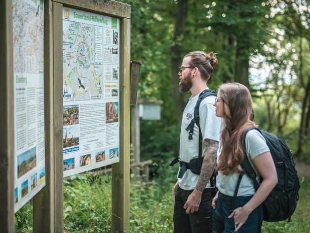 Am Startpunkt in Korbach Zwei Wanderer an den Wanderinformationstafeln am Startpunkt in Korbach