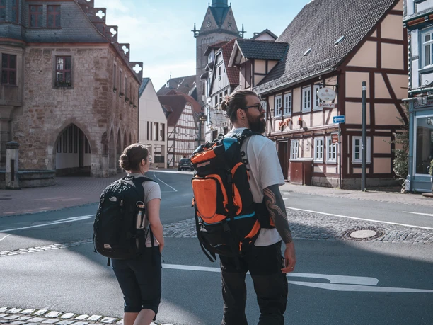 Sauerland-Hoehenflug in Korbach Zwei Wandernde am Startpunkt der Wanderung in Korbach