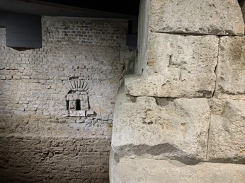 Ubiermonument Alte Steinmauern mit einer sorgfältig arrangierten Bogenstruktur. Dezente Beleuchtung.Old stone walls with a carefully arranged arch structure. Subtle lighting.