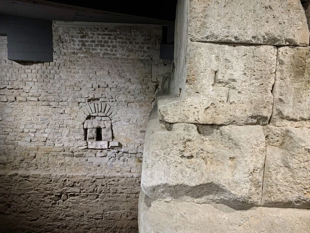 Ubiermonument Old stone walls with a carefully arranged arch structure. Subtle lighting.