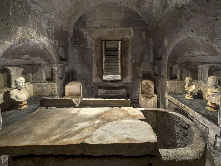 Römergrab Weiden Ein eindrucksvoller römischer Grabraum mit steinerner Decke, Skulpturen und steinernen Bänken.An impressive Roman burial chamber with a stone ceiling, sculptures and stone benches.