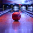Bowlingbahn Rote Bowlingkugel auf einer beleuchteten Bahn, im Hintergrund verschwommene Kegel. Die Atmosphäre ist ruhig und konzentriert.Red bowling ball on an illuminated lane, blurred bowling pins in the background. The atmosphere is calm and concentrated.Červená bowlingová koule na osvětlené dráze, rozmazané kuželky v pozadí. Atmosféra je klidná a soustředěná.Czerwona kula do kręgli na oświetlonym torze, rozmyte kręgle w tle. Atmosfera jest spokojna i skupiona.Rode bowlingbal op een verlichte baan, onscherpe kegels op de achtergrond. De sfeer is kalm en gefocust.Palla da bowling rossa su una pista illuminata, birilli sfocati sullo sfondo. L'atmosfera è calma e concentrata.