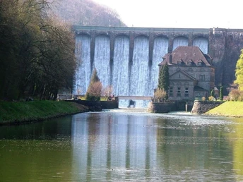 diemelsee-ueberlaufend c) Stadtmarketing Marsberg CC-BY-SA.jpg