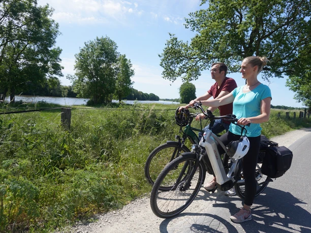 Radfahrer an der Mittelweser in Drakenburg Cyklister på Mittelweser i Drakenburg