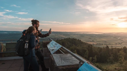Auf dem Georg Viktor Turm zwei Wander nutzen Argument Reality auf dem Georg Viktor Tourm in Korbach