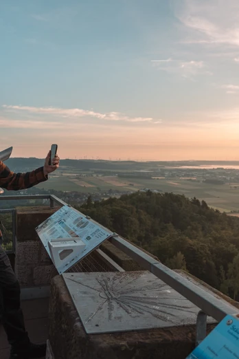 Auf dem Georg Viktor Turm zwei Wander nutzen Argument Reality auf dem Georg Viktor Tourm in Korbach