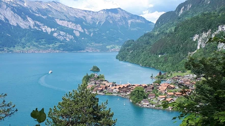 iseltwald-brienzersee-wald-dorf-sommer.jpg