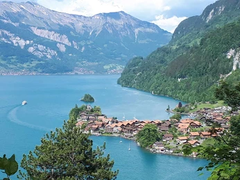 iseltwald-brienzersee-wald-dorf-sommer.jpg