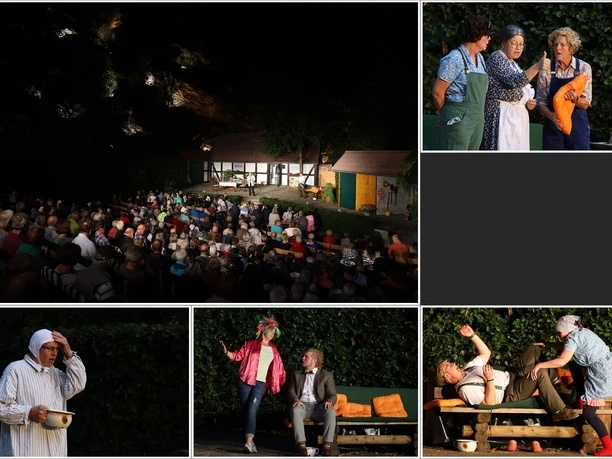 Open-Air-Theateraufführung mit Publikum vor ländlicher Kulisse bei Nacht, Schauspieler auf Bühne.
