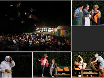 Beginn 6_E66C0E60.jpg Open-Air-Theateraufführung mit Publikum vor ländlicher Kulisse bei Nacht, Schauspieler auf Bühne.