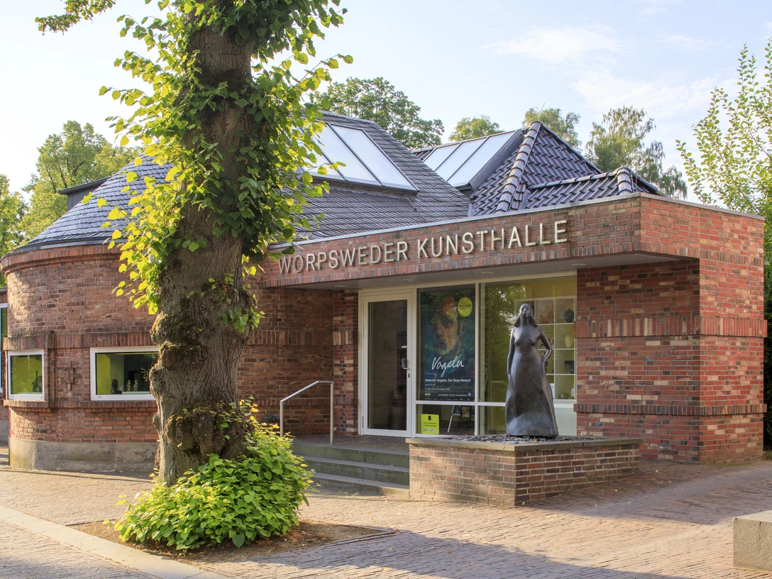 Worpsweder Kunsthalle Worpsweder Kunsthalle mit roter Ziegelfassade, großer Glasfront und Bronzeplastik vor dem Eingang