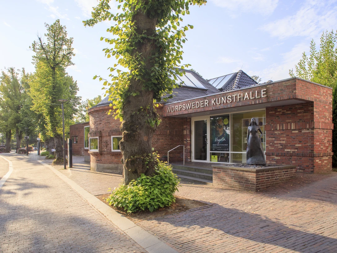 Worpsweder Kunsthalle Worpsweder Kunsthalle - ein rotes Backsteingebäude in der Bergstraße im Zentrum WorpswedesWorpsweder Kunsthalle - a red brick building on Bergstraße in the center of WorpswedeWorpsweder Kunsthalle - en rød murstensbygning i Bergstraße i centrum af WorpswedeWorpsweder Kunsthalle - een rood bakstenen gebouw in de Bergstraße in het centrum van Worpswede