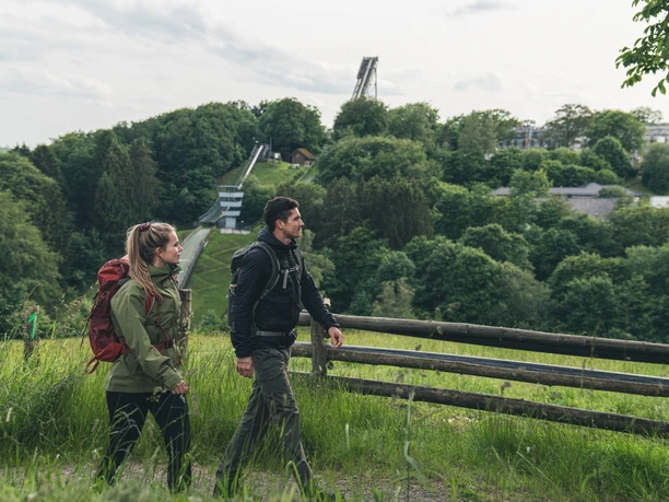 Wander vor der Meinhardus Mattenschanze Zwei Wandernde auf dem Sauerland-Höhenflug vor der Meinhardus Mattenschanze