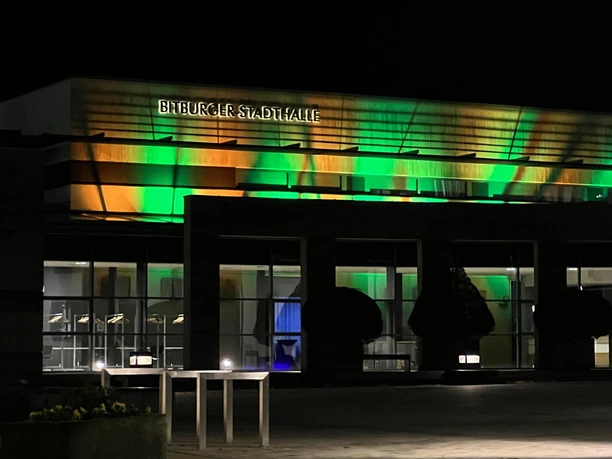 Stadthalle bei Nacht