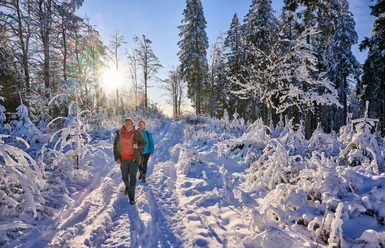 Zwei Wanderer unterwegs auf einem Winterspaziergang Zwei Wanderer unterwegs auf einem Winterspaziergang