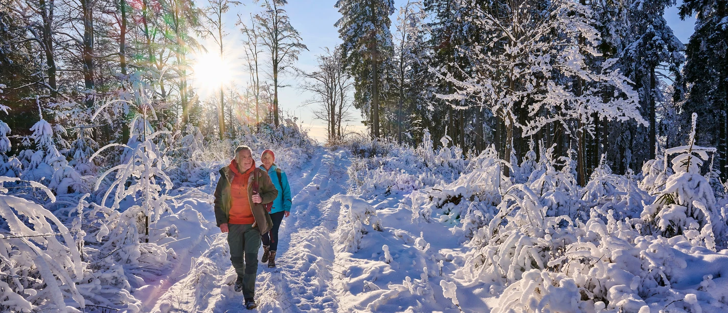 Zwei Wanderer unterwegs auf einem Winterspaziergang Zwei Wanderer unterwegs auf einem Winterspaziergang