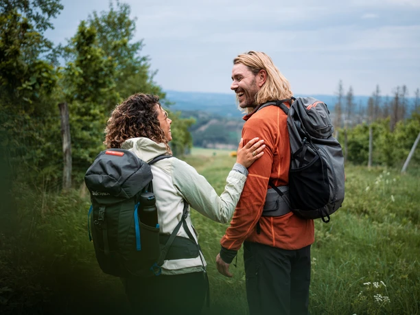 Ein Wanderpaar in Richtung Nordhelle auf dem Sauerland-Hoehenflug Ein Wanderpaar in Richtung Nordhelle auf dem Sauerland-Hoehenflug