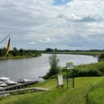 Wassersportverein Langwedel Boote und Fluss an einem ruhigen Sommertag mit weitem Himmel im Wassersportverein Langwedel.