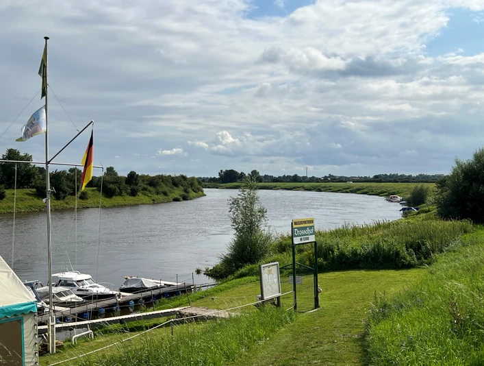 Wassersportverein Langwedel Boote und Fluss an einem ruhigen Sommertag mit weitem Himmel im Wassersportverein Langwedel.
