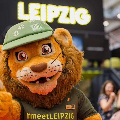 Zoo mascot Tammi during IMEX 2024 | Leipzig Convention Bureau Lion mascot Tammi from Zoo Leipzig during IMEX 2024 – presented by Leipzig Convention Bureau