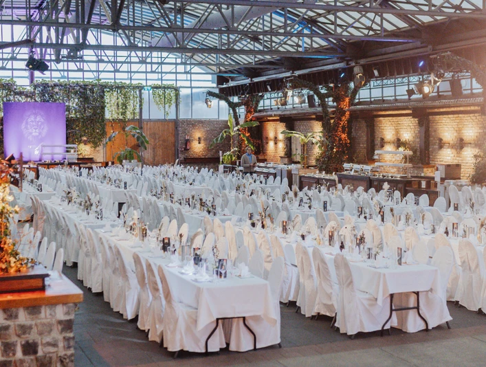 Stilvolles Bankett – Elegantes Event in beeindruckender Location" Stilvolles Bankett in Eventlocation im Industrial LookStylish banquet in an event location with an industrial look
