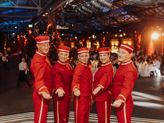 Charmanter Empfang – Pagen Walking Act bei festlichem Event Empfang mit Pagen Walking Act bei festlichem EventReception with page walking act at festive event