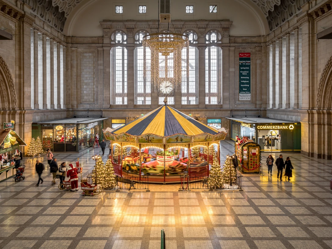 Karussell-Hauptbahnhof-Weihnachten-Weihnachtsmarkt-Freizeit-Philipp-Kirschner-leipzig-travel.jpg