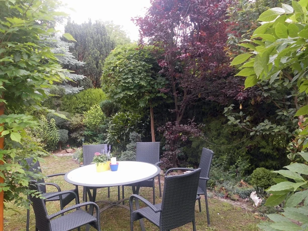 gemütliche Sitzecke im begrünten Innenhof