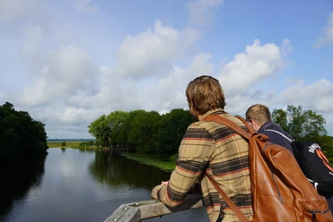 Ausblick von der Brücke mit Knick Two young men on the bridge with the kink look out over the Hamme