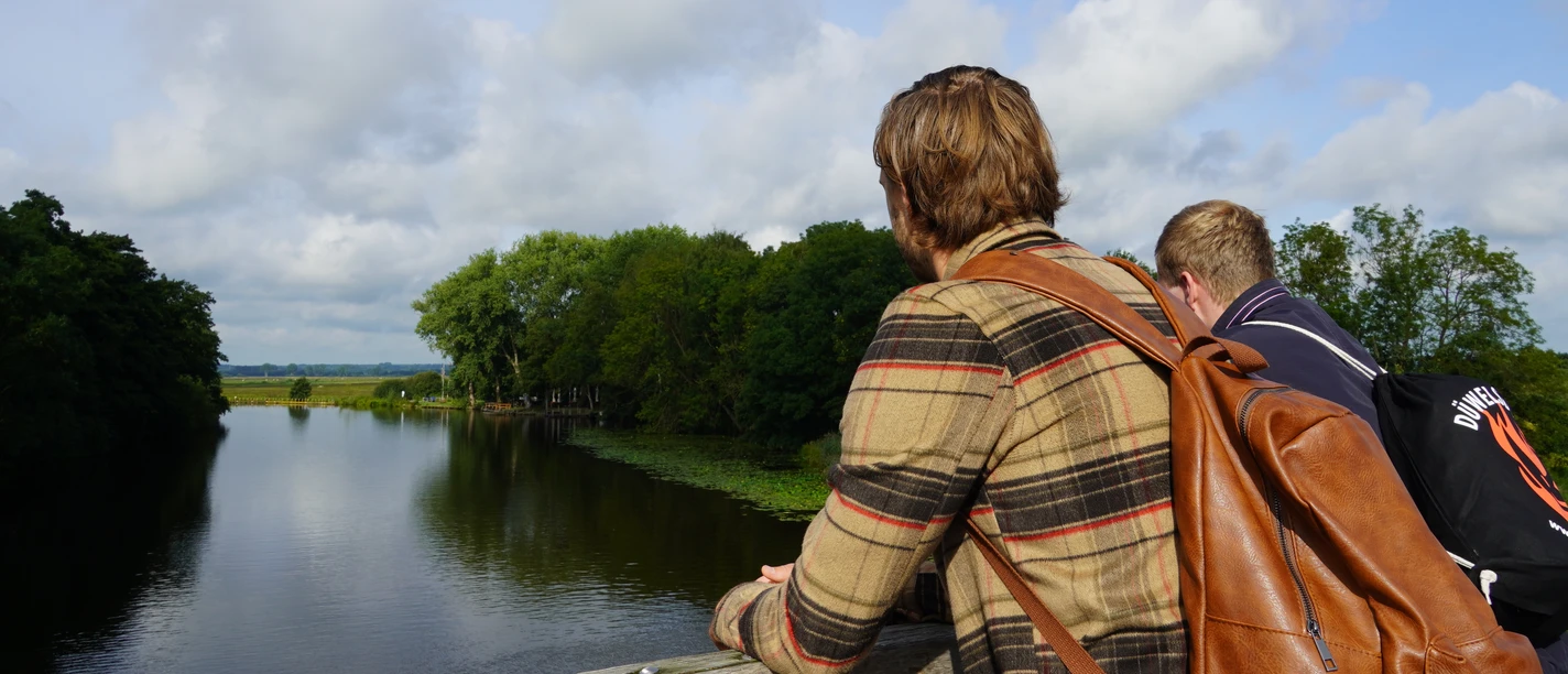 Ausblick von der Brücke mit Knick To unge mænd på broen med knækket kigger ud over Hamme